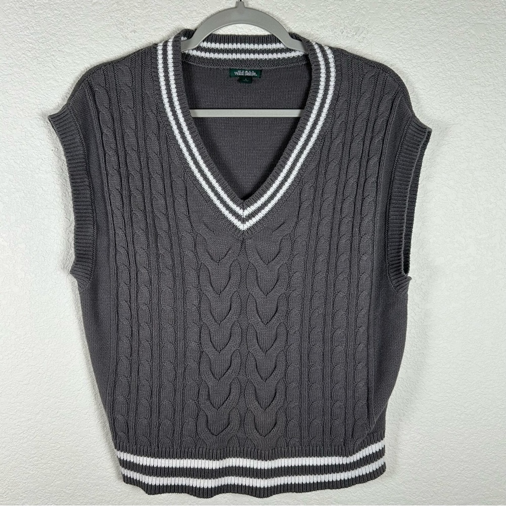 Wild Fable Women’s Sz S, preppy, grey and white oversize sweater vest w/ v-neck